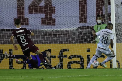 Brazil's Gremio Leo Pereira (R) shoots to score against Argentina's Lanus during the Copa Sudamericana football tournament group stage match at La Fortaleza stadium in Lanus, Buenos Aires Province, on April 29, 2021. (Photo by AGUSTIN MARCARIAN / POOL / AFP)Editoria: SPOLocal: LanusIndexador: AGUSTIN MARCARIANSecao: soccerFonte: POOLFotógrafo: STR<!-- NICAID(14770395) -->