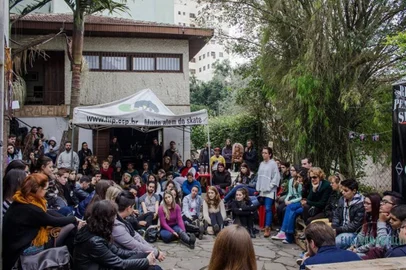 Associação Cultural Paralela <!-- NICAID(14767974) -->