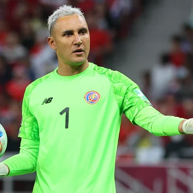 Costa Rica's goalkeeper Keylor Navas reacts during the FIFA World Cup 2022 inter-confederation play-offs match between Costa Rica and New Zealand on June 14, 2022, at the Ahmed bin Ali Stadium in the Qatari city of Ar-Rayyan. (Photo by KARIM JAAFAR / AFP)Editoria: SPOLocal: Al-RayyanIndexador: KARIM JAAFARSecao: soccerFonte: AFPFotógrafo: STR<!-- NICAID(15124040) -->
