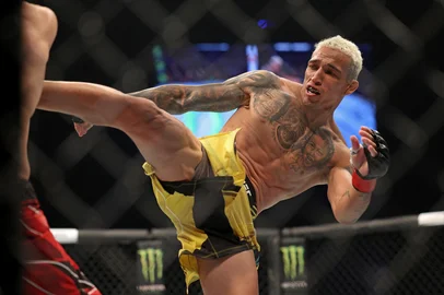 Charles Oliveira competes against Islam Makhachev in the lightweight championship at the Ultimate Fighting Championship (UFC) event at the Etihad Arena in Abu Dhabi on October 22, 2022. (Photo by Giuseppe CACACE / AFP)Editoria: SPOLocal: Abu DhabiIndexador: GIUSEPPE CACACESecao: sports eventFonte: AFPFotógrafo: STF<!-- NICAID(16143845) -->