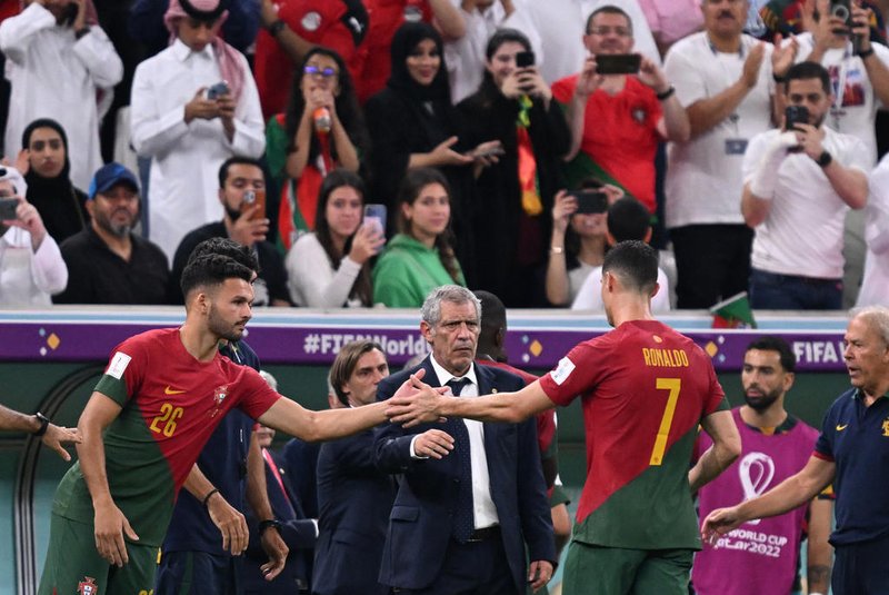Portugal's forward #07 Cristiano Ronaldo (R) greets Portugal's forward #26 Goncalo Ramos (L) as he leaves the pitch after being substituted during the Qatar 2022 World Cup Group H football match between Portugal and Uruguay at the Lusail Stadium in Lusail, north of Doha on November 28, 2022. (Photo by Kirill KUDRYAVTSEV / AFP)Editoria: SPOLocal: DohaIndexador: KIRILL KUDRYAVTSEVSecao: soccerFonte: AFPFotógrafo: STF<!-- NICAID(15287594) -->