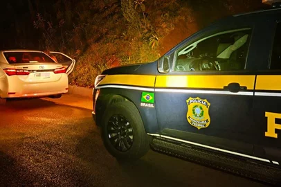 PRF / Divulgação PRF prende casal argentino com quase 250 kg de maconha em Três Passos<!-- NICAID(16186402) -->