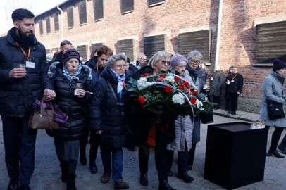 Survivors, relatives and representatives of the Memorial and Museum Auschwitz-Birkenau lay wreaths and light candles at the so-called Death Wall next to the former Block 11 of the former Auschwitz I main camp in Oswiecim, Poland on January 27, 2025, during commemorations on the 80th anniversary of the liberation of the German Nazi concentration and extermination camp Auschwitz-Birkenau by the Red Army. (Photo by Wojtek RADWANSKI / AFP)Editoria: WARLocal: OswiecimIndexador: WOJTEK RADWANSKISecao: human scienceFonte: AFPFotógrafo: STF<!-- NICAID(15962213) -->