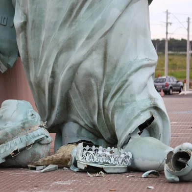 GUAIBA, RS, BRASIL, 15-12-2025: Vento forte atinge a região metropolitana de Porto Alegre , causando a queda de uma estatua situada em loja em Guaíba. Foto: Bruno Todeschini/Agência RBS<!-- NICAID(16187169) -->