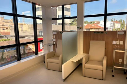 Será inaugurado nesta quinta-feira (12) o Centro Oncológico do Hospital Nossa Senhora da Oliveira, em Vacaria. A intenção é de que o atendimento de consultas inicie ainda na primeira semana de abril. O espaço também terá oferta de quimioterapia, cirurgias e imunoterapia. Ao todo, são 19 leitos.<!-- NICAID(16243198) -->