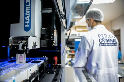 PORTO ALEGRE, RS, BRASIL - 19/04/2021Laboratório de DNA do IGP (Divisão de Genética Forense) que faz a cruzamento de informações genéticas de condenados com vestígios de local de crime. Amanhã será assinado um acordo entre  Poder Executivo e Judiciário vai facilitar uso da ciência no combate à criminalidade.<!-- NICAID(14761590) -->