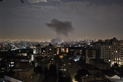 This handout photo released by Iran's Revolutionary Guard Corps (IRGC) official Sepah News Telegram channel on June 13, 2025 reportedly shows smoke billowing from a site targeted by an Israeli strike in the Iranian capital Tehran early in the morning. Israeli Prime Minister Benjamin Netanyahu said in a video statement in the early hours of June 13 that Israel carried out strikes on Iran and the military operation against the Islamic republic would  "continue for as many days as it takes". (Photo by SEPAH NEWS / AFP) / RESTRICTED TO EDITORIAL USE - MANDATORY CREDIT "AFP PHOTO / SEPAH NEWS  " - NO MARKETING NO ADVERTISING CAMPAIGNS - DISTRIBUTED AS A SERVICE TO CLIENTSEditoria: WARLocal: TehranIndexador: -Secao: conflict (general)Fonte: SEPAH NEWSFotógrafo: Handout<!-- NICAID(16058835) -->
