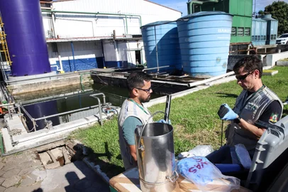 TAQUARA, RS, BRASIL - 11/12/2024 - Operação Leite Compensado prende 4 pessoas suspeitas de adulteração no leite. Ministério público e agentes da FEPAM realizam operação na sede da empresa Dielat, em Taquara. Fotos: Duda Fortes/Agencia RBS<!-- NICAID(15933327) -->