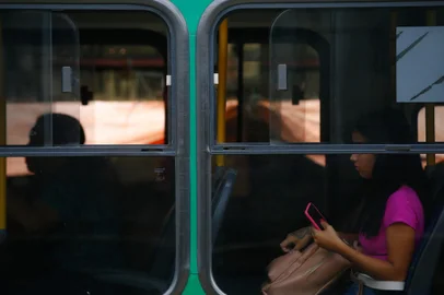 PORTO ALEGRE, RS, BRASIL - 15/12/2023 - Blitz dos ônibus. Reportagem verifica a quantidade de ônibus que utilizam o ar-condicionado devido ao calor intenso dos últimos dias. FOTO: JONATHAN HECKLER, AGÊNCIA RBS<!-- NICAID(15626843) -->