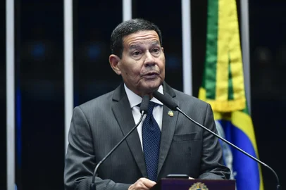Plenário do Senado Federal durante sessão deliberativa extraordinária.Em disurso, à tribuna, senador Hamilton Mourão (Republicanos-RS).Foto: Geraldo Magela/Agência Senado<!-- NICAID(15673903) -->