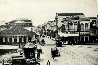 Início da Rua Voluntários da Pátria. Foto tirada do torreão do Mercado Público.Irmãos Ferrari. Vista da Rua Voluntários da Pátria esquina com a Praça XV de Novembro , década de 1880-1890. Acervo da Fototeca Sioma Breitman, MJJF. Foto 39f.<!-- NICAID(15725186) -->