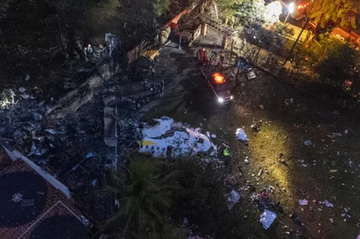 Aerial view of the wreckage of an airplane that crashed with 61 people on board in Vinhedo, Sao Paulo State, Brazil, on August 9, 2024. An airplane carrying 57 passengers and four crew crashed on August 9 in Brazil's Sao Paulo state, killing everyone on board, local officials said. The aircraft, a French-made ATR 72-500 operated by the airline Voepass, was travelling from Cascavel in southern Parana state to Sao Paulo's Guarulhos international airport when it crashed in the city of Vinhedo. (Photo by Miguel SCHINCARIOL / AFP)Editoria: DISLocal: VinhedoIndexador: MIGUEL SCHINCARIOLSecao: transport accidentFonte: AFPFotógrafo: STR<!-- NICAID(15837416) -->