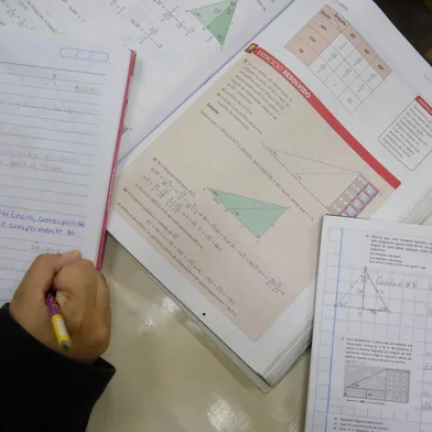 Novo Hamburgo, RS, Brasil, 11-05-2022: Estudantes do ensino médio durante aula de reforço com monitoria no Laboratório de Matemática na Fundação Liberato. Matéria sobre o baixo índice de aprendizagem da disciplina entre estudantes dessa faixa etária. Foto: Mateus Bruxel / Agência RBSIndexador: Mateus Bruxel<!-- NICAID(15093074) -->