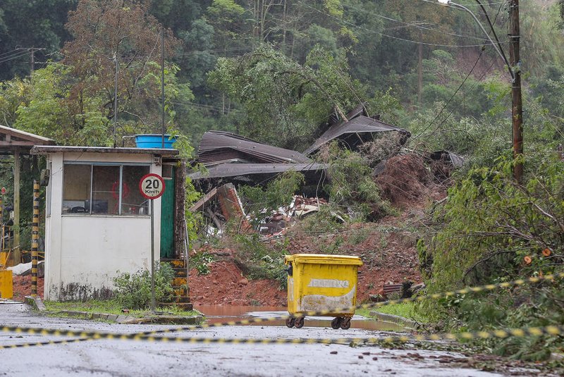CAXIAS DO SUL, RS, BRASIL, 12/05/2024. Deslizamento de terra mata uma pessoa e deixa outra ferida em Caxias do Sul. (Neimar De Cesero/Agência RBS)<!-- NICAID(15761745) -->