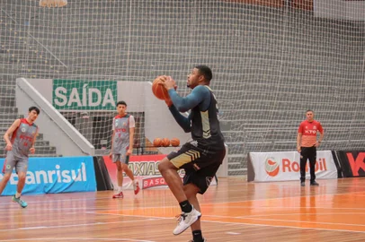 Humberto é o ala do Caxias Basquete no NBB 2021/2022.<!-- NICAID(14924301) -->