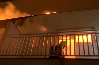 Bombeiros combatem incêndio em três casas de condomínio em Xangri-Lá, no Litoral Norte. Fotos: Corpo de Bombeiros / Divulgação<!-- NICAID(16113425) -->