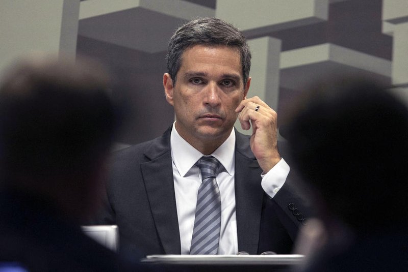 Brazilian Senior banking executive Roberto Campos Neto, who was nominated by Brazil's President Jair Bolsonaro for the presidency of Brazil's Central Bank, gestures during a meeting of the Brazilian Federal Senate Economic Affairs Committee (CAE) in Brasilia on February 26, 2019. - Campos Neto must be first approved by the CAE and the Senate, in order to be able to take office. (Photo by Sergio LIMA / AFP)Editoria: FINLocal: BrasíliaIndexador: SERGIO LIMASecao: central bankFonte: AFPFotógrafo: STR<!-- NICAID(15349249) -->