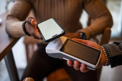 Pagamento com seu smartphone.  Foto:  djoronimo / stock.adobe.comFonte: 1238178319<!-- NICAID(15982725) -->