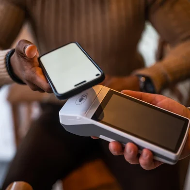 Pagamento com seu smartphone.  Foto:  djoronimo / stock.adobe.comFonte: 1238178319<!-- NICAID(15982725) -->