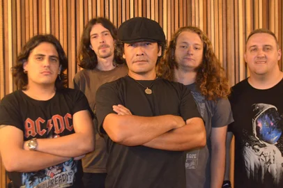 A AC/DC All Stars Tribute e Ivan Gac fazem show nesta sexta, dia 6 de setembro, no Superclub, a partir das 22 horas. Prestes a completar 25 anos de estrada, a banda AC/DC Cover RS capitaneada por Ander Tonoli se junta aos Chilenos da Black Ice, liderada pela estrela Ivan Gac, para juntos formar o maior espetáculo já visto em homenagem ao AC/DC na terra. Além de relembrar os maiores clássicos da banda Australiana, essa junção de estrelas promete um show explosivo nunca antes visto em terras Brasileiras. <!-- NICAID(15858470) -->