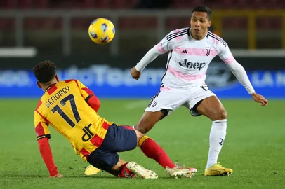 Juventus' Brazilian defender #12 Alex Sandro (R) fight for the ball with Lecce's French defender #17 Valentin Gendrey during the Italian Serie A football match between US Lecce and FC Juventus at the Via Del Mare - Ettore Giardiniero Stadium, in Lecce on January 21, 2024. (Photo by CARLO HERMANN / AFP)Editoria: SPOLocal: LecceIndexador: CARLO HERMANNSecao: soccerFonte: AFPFotógrafo: STR<!-- NICAID(15677213) -->