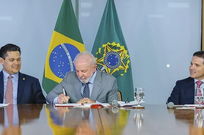 BRASÍLIA, DF, BRASIL - 23/04/2025 - Lula assina e entrega PEC da Segurança Pública ao Congresso<!-- NICAID(16023082) -->