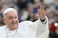 (FILES) Pope Francis waves to the crowd during the weekly general audience at St Peter's Square in The Vatican on November 20, 2024. Pope Francis showed further improvement on February 26, 2025, the Vatican said, although it cautioned that "the prognosis remains reserved" for the 88-year-old fighting pneumonia. (Photo by Filippo MONTEFORTE / AFP)Editoria: RELLocal: Vatican CityIndexador: FILIPPO MONTEFORTESecao: popeFonte: AFPFotógrafo: STF<!-- NICAID(15984406) -->