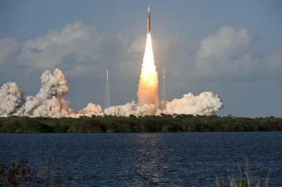 776478560The Artemis II crewed lunar mission launches at Kennedy Space Center in Cape Canaveral, Florida, on April 1, 2026. Artemis II is a 10-day flight with four astronauts on a loop around the Moon, marking the first time humans have traveled beyond low Earth orbit since the Apollo 17 mission in 1972. (Photo by Jim WATSON / AFP)Editoria: SCILocal: Cape CanaveralIndexador: JIM WATSONSecao: space programmeFonte: AFPFotógrafo: STF<!-- NICAID(16257147) -->
