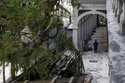PORTO ALEGRE, RS, BRASIL. 01-12-2025: OBRAS NO VIADUTO OTÁVIO ROCHA. As obras no Viaduto Otávio Rocha, o famoso “viaduto da Borges”, deverão ser finalizadas ainda em dezembro. Fotos: Duda Fortes/Agencia RBS<!-- NICAID(16177661) -->
