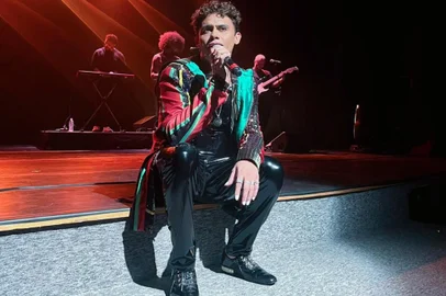 Claudia Tajes - Silvero canta Belchior na casa do Caetano<!-- NICAID(15279993) -->
