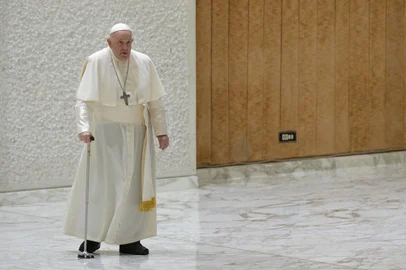 Pope Francis arrives for the weekly general audience at Paul-VI hall in The Vatican on November 29, 2023. (Photo by Tiziana FABI / AFP)<!-- NICAID(15611526) -->