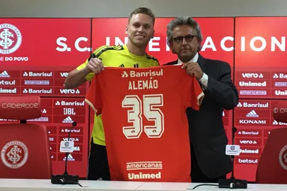 Apresentação do atacante do Inter Alemão<!-- NICAID(15054060) -->