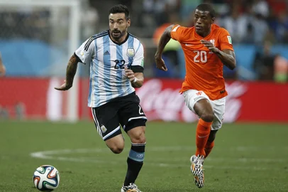 491717409Argentina's forward Ezequiel Lavezzi (L) and Netherlands' midfielder Georginio Wijnaldum vie for the ball during the semi-final football match between Netherlands and Argentina of the FIFA World Cup at The Corinthians Arena in Sao Paulo on July 9, 2014.  AFP PHOTO / ADRIAN DENNISEditoria: SPOLocal: Sao PauloIndexador: ADRIAN DENNISSecao: SoccerFonte: AFPFotógrafo: STF<!-- NICAID(10657846) -->