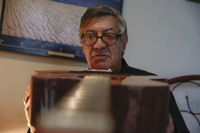 Porto Alegre, RS, Brasil - Julio Reny é uma das figuras mais emblemáticas do rock gaúcho — um daqueles nomes que ajudaram a dar identidade própria à cena do Rio Grande do Sul nos anos 1980 e 1990. Nascido em Porto Alegre, ele começou a se destacar com Julio Reny & Os Irish Boys, banda que misturava rock urbano, melancolia e poesia marginal, com letras sobre amor, solidão, rebeldia e a vida nas ruas da capital gaúcha. Uma de suas canções mais conhecidas é “O Mundo é Maior que o Teu Quarto”, praticamente um hino para quem cresceu ouvindo o rock do sul — e que sintetiza bem o espírito inconformado e libertário de sua obra. Julio também é conhecido por sua voz rouca e intensa, pelas apresentações cheias de entrega e pela postura autêntica — sempre à margem das grandes gravadoras, mantendo um tom independente e visceral. Ele influenciou gerações de músicos gaúchos e é lembrado como um cronista musical da vida porto-alegrense, com um olhar entre o lírico e o urbano. Além da música, Julio Reny também publicou livros e é reconhecido como poeta e contador de histórias, com uma trajetória que mistura arte, resistência e underground. Quero uma legenda curta desse textoIndexador: jeff botega<!-- NICAID(16148839) -->