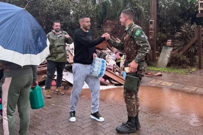 Lateral-esquerdo Alan Ruschel esteve em São Sebastião do Caí levando água e mantimentos para as famílias atingidas pela enchente.<!-- NICAID(15761931) -->