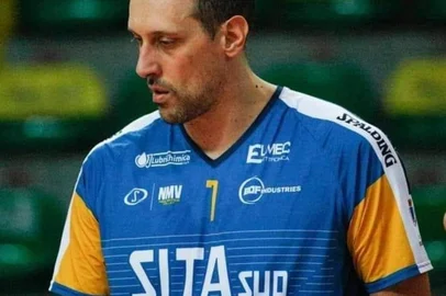 Roberto Cazzaniga é um jogador de vôlei italiano que acreditava estar namorando a modelo brasileira Alessandra Ambrósio.<!-- NICAID(14955835) -->
