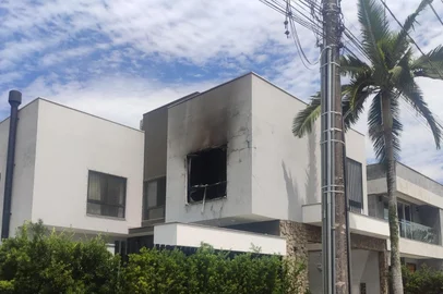 Michael Luciano Borzas, romeno de 20 anos suspeito de matar homem e ferir mulher, em Balneário Camboriú, no Litoral Norte de Santa Catarina, foi incluído na lista de procurados da Interpol. A informação foi divulgada pela Polícia Civil na quinta-feira (23)<!-- NICAID(15961198) -->