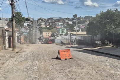 Ederson de Oliveira / Divulgação Prefeitura rescinde contrato com empresa após paralisação de obra de drenagem na Rua dos Lírios. Intervenção no bairro Desvio Rizzo prevê mais de 800 metros de rede pluvial; nova empresa deverá ser convocada para retomar os trabalhos<!-- NICAID(16246123) -->