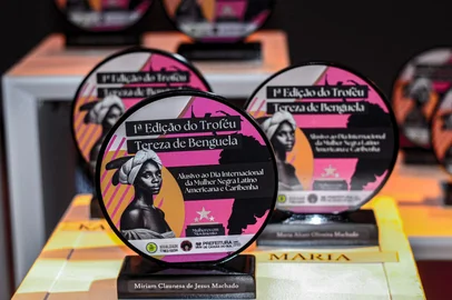 Serão homenageadas mulheres negras por suas trajetórias e contribuições em diferentes segmentos da sociedade.A Secretaria Municipal da Cultura e o Movimento Negro Unificado (MNU) realizam nesta quinta-feira (23) a 2ª edição do Troféu Tereza de Benguela. A homenagem é alusiva ao Dia Internacional da Mulher Negra Latino-Americana e Caribenha. O evento ocorre a partir das 20h, no Teatro Municipal Pedro Parenti, na Casa da Cultura Percy Vargas de Abreu e Lima.<!-- NICAID(16330403) -->