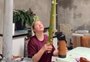 Moradora de Passo Fundo viraliza com chimarrão de quase 2 metros de altura