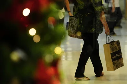 PORTO ALEGRE , RS , BRASIL , 24/10/2011 - Compras de Natal em shoppings da cidade.Na foto pessoas comprando no shopping Iguatemi.<!-- NICAID(7614271) -->
