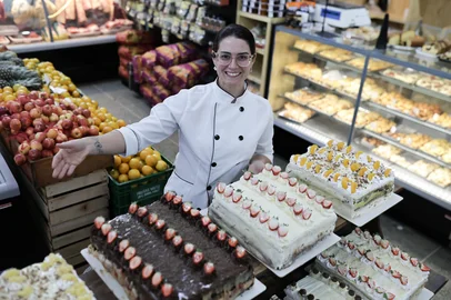 PORTO ALEGRE, RS, BRASIL, 25-05-2026: Virou tendencia na Região Metropolitana o festival de fatias de bolos. O festival consiste em um dia em que os estabelecimentos que têm muitas mais de 20 opções de tortas e os clientes podem comprar fatias de vários sabores. O Super Pandia, mercado do Sarandi que foi duramente afetado pela enchente e está tendo um baita resultado com essa tendência, finalmente conseguindo igualar o faturamento que tinham antes da tragédia climática. Heloisa Ambrosini, confeiteira. Foto: Renan Mattos / Agência RBS<!-- NICAID(16292880) -->