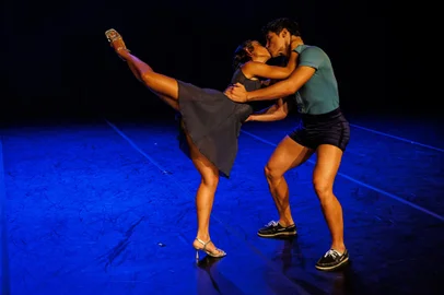 O Teatro Municipal Pedro Parenti, na Casa da Cultura de Caxias do Sul, recebe na próxima semana o espetáculo "As Canções que Você Dançou pra Mim", da Focus Cia de Dança, do Rio de Janeiro. Inspirada na obra musical do rei Roberto Carlos, a montagem — em cartaz há 12 anos e que em 2023 alcança a marca de 400 apresentações — terá sessões na sexta (29) e no sábado (30), às 20h. Os ingressos custam R$ 40 (R$ 20 a meia-entrada) e podem ser adquiridos pela plataforma Sympla.<!-- NICAID(15543915) -->