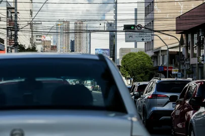 Semáforos de Caxias do Sul funcionam principalmente com duas programações, conforme a Secretaria Municipal de Trânsito, Transportes e Mobilidade. Uma é a chamada abertura por blocos, em que as sinaleiras abrem juntas na mesma rua. Já a outra é a chamada "onda verde" (Neimar De Cesero/Agência RBS)Indexador: Neimar De Cesero<!-- NICAID(15966251) -->