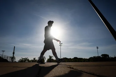 PORTO ALEGRE, RS, BRASIL - 2025.02.24 - Nova onda de calor chega ao Estado elevando a temperatura. (Foto: André Ávila/ Agência RBS)Indexador: Andre Avila<!-- NICAID(15983063) -->
