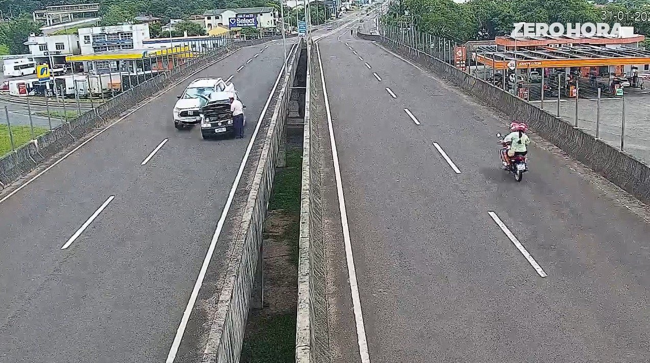 Motorista diz que n&atilde;o estava usando o celular em acidente que fez homem despencar de viaduto em Santa Maria