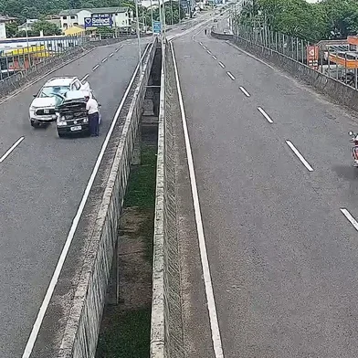 Motorista diz que não estava usando o celular em acidente que jogou homem pra fora de viaduto em Santa Maria (31/1/2026)