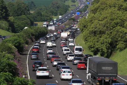 02/01/2024 - GLORINHA, RS, BRASIL - Os primeiros dias do ano tem movimentação intensa de veículos na Freeway, após o fim das festas de final de ano. Na imagem, a movimentação em Glorinha. FOTO: RONALDO BERNARDI, AGÊNCIA RBS<!-- NICAID(15639068) -->