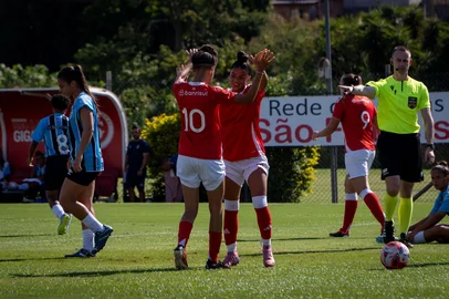 As Gurias Coloradas levaram a melhor no primeiro Gre-Nal da temporada feminina. No último domingo (15), venceram as Mosqueteiras por 3 a 0 pelo Brasileirão Feminino sub-20. O duelo foi realizado na Morada dos Quero-Queros, em Alvorada. <!-- NICAID(16245853) -->