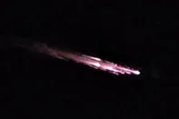Uma luz intensa e brilhante cruzando o céu surpreendeu moradores de diversas regiões do Brasil na noite de quarta-feira (14). Nas redes sociais, vídeos se espalharam rapidamente e alimentaram o mistério em torno do fenômeno.<!-- NICAID(16037592) -->